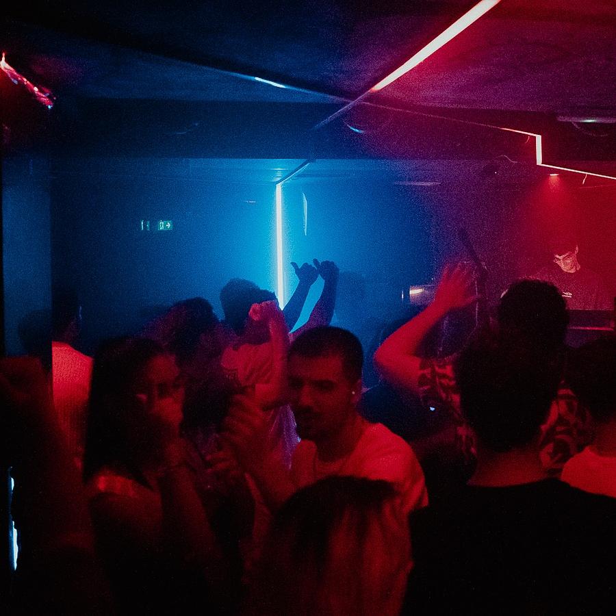 V27/11 RAUL MOZO // CLAUDIA COLL en LATEX
